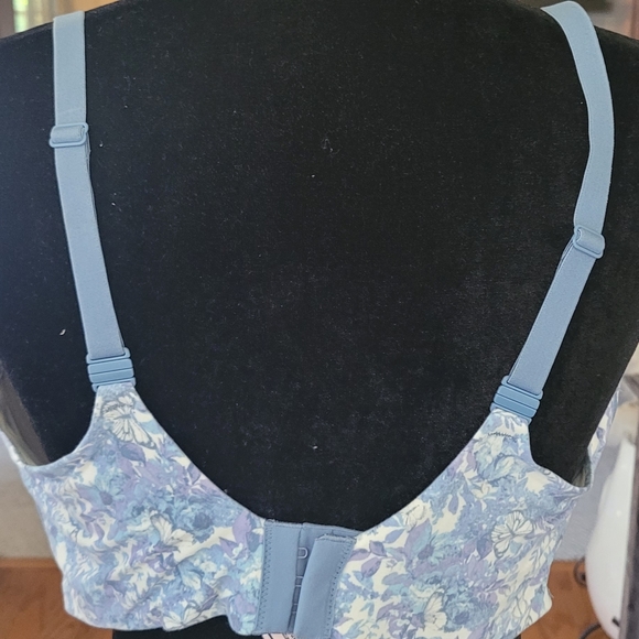 Victoria Secret Wireless Padded Bra - Picture 3 of 3